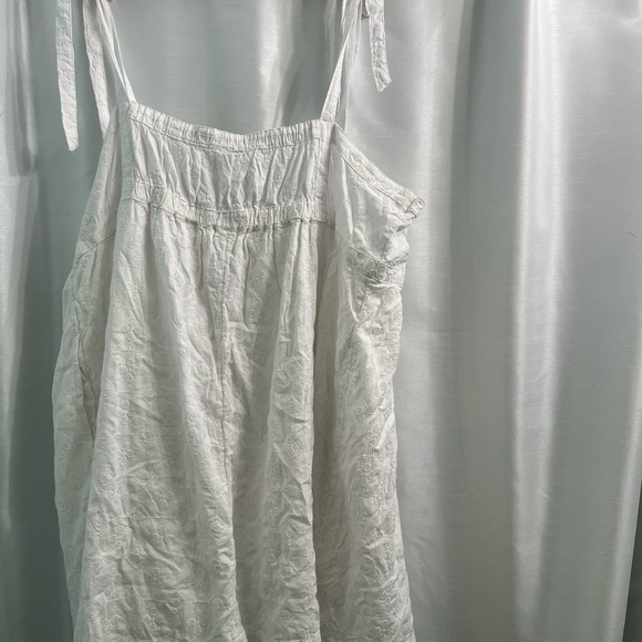 NWOT Eyelet Tie Strap White Summer DressWith Pockets - Picture 2 of 5